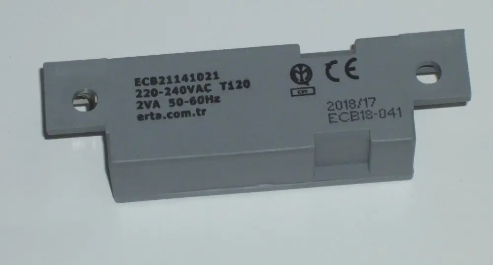 Graues elektrisches Bauteil mit Anschlusslöchern, gekennzeichnet mit Spannungsangaben und einem Website-Link, möglicherweise Teil eines Daikin-Produkts.